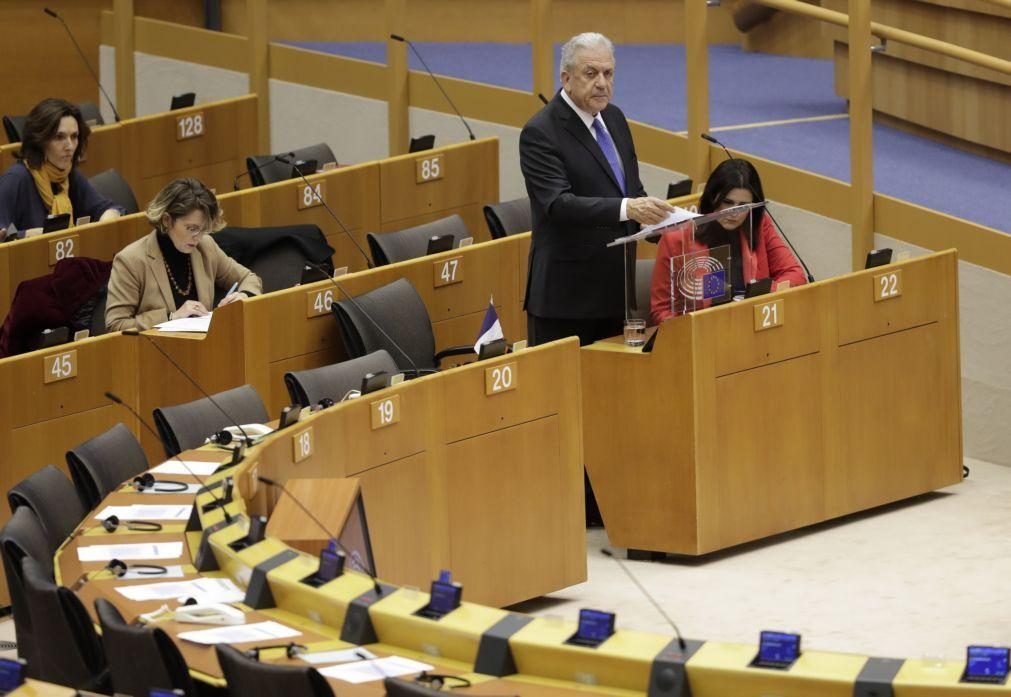 Bruxelas analisa relação de ex-comissário grego com ONG ligada a alegados subornos no PE