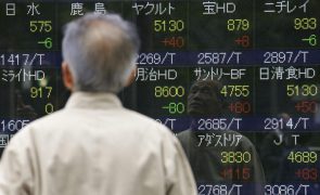 Bolsa de Tóquio abre a ganhar 0,33%