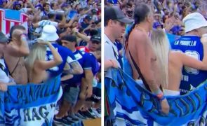 Mulher mostra seios durante festejos do título da Argentina [vídeo]