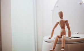 Ficar muito tempo sentado na sanita não é bom para a saúde. Saiba porquê