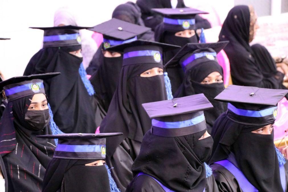 Afeganistão: Exclusão das mulheres da universidade é 