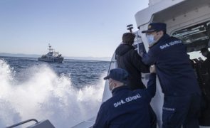 Turquia anuncia resgate de 260 migrantes no mar Egeu e acusa Grécia de os 