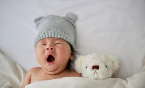Bebés adormecem mais depressa com música alegre
