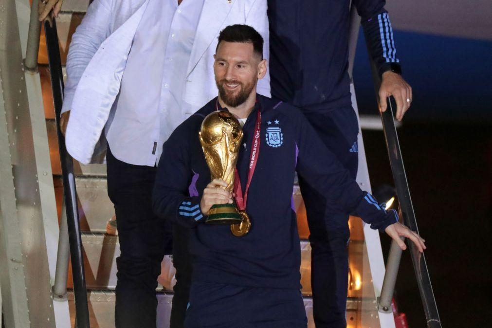 FIFA brinca com Cristiano Ronaldo, diz que Messi é o melhor de sempre e… arrepende-se