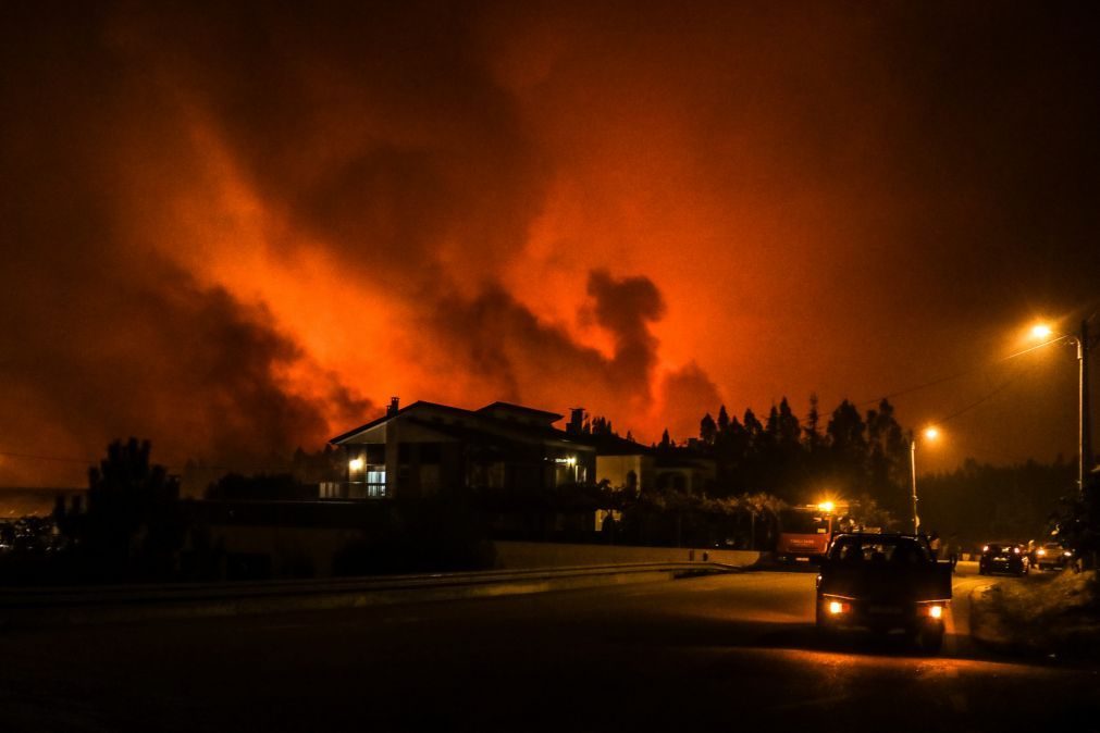 Quase 6.000 bombeiros combatem as chamas em todo o país