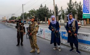 Manifestação de mulheres afegãs reprimida pelas autoridades de Cabul