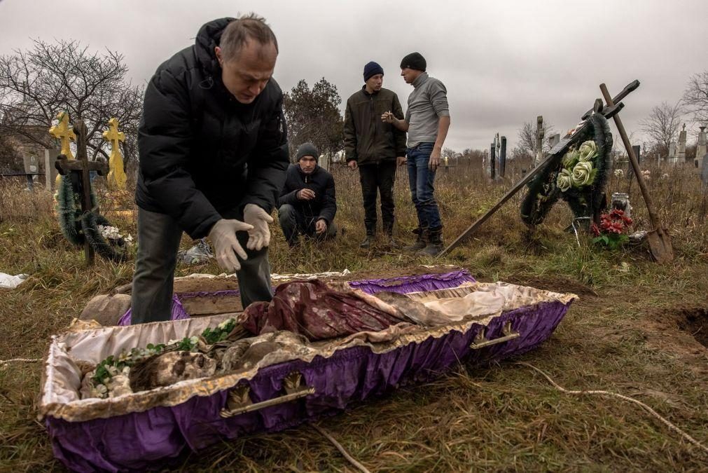 Forças ucranianas encontram nova vala comum em Kherson