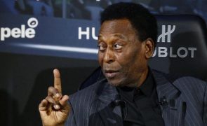 Filha de Pelé mostra-se com o pai na cama do hospital