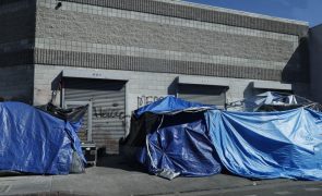 Los Angeles em estado de emergência adota novas medidas para ajudar sem-abrigo