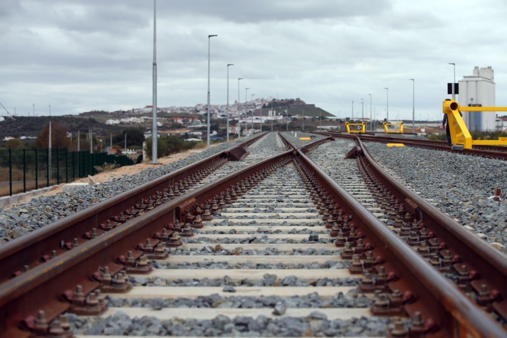 Queda de talude suspende circulação ferroviária na Linha da Beira Baixa