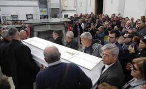 Dor no último adeus a Claudisabel. Mãe da cantora teve de ser assistida