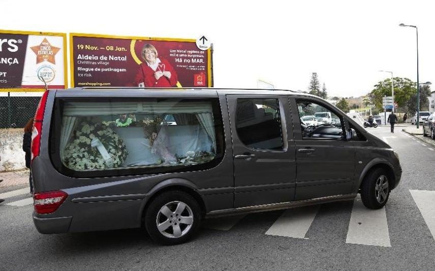 Dor no último adeus a Claudisabel. Mãe da cantora cai e é socorrida no funeral (fotos)