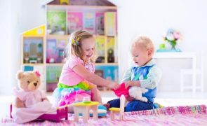 Já não há separação nos brinquedos. Acabaram as bonecas para as meninas e os carros para os meninos