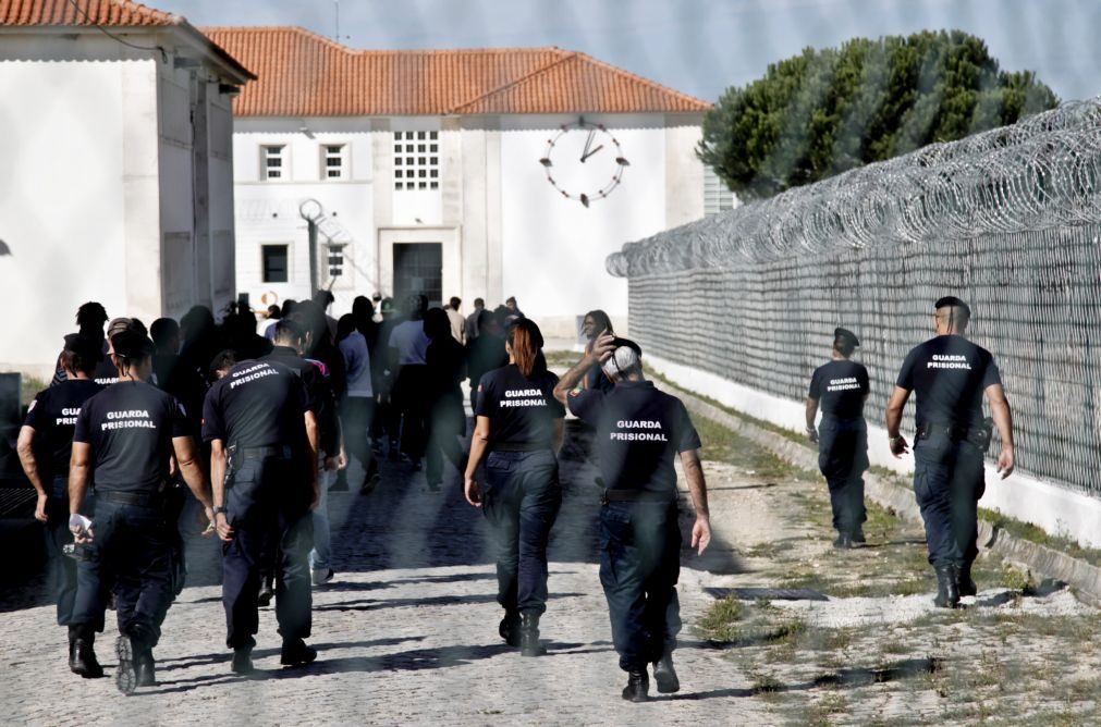 Greve dos guardas prisionais às horas extra arranca com 90% de adesão