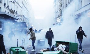 Incidentes entre manifestantes curdos e polícia após tiroteio mortal em Paris
