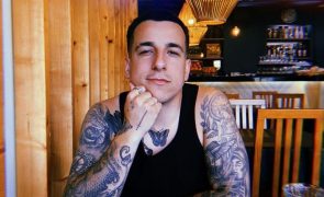 Mãe de Fernando Daniel 'fugiu' com namorado que conhecia há um mês e deixou cantor para trás