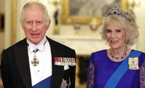 O primeiro Natal de Carlos III como rei e o postal ao lado de Camilla