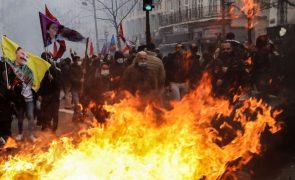Milhares de pessoas reúnem-se em Paris para protestar contra morte de curdos