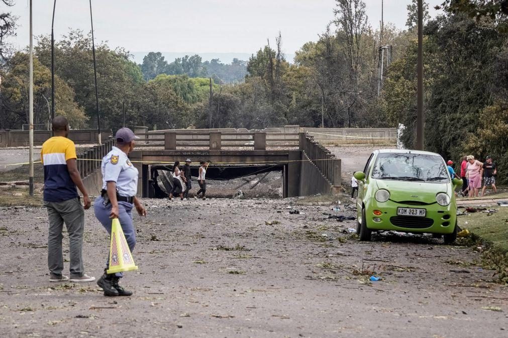 Número de mortos em explosão de camião-cisterna perto de Joanesburgo sobe para 15