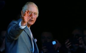 Rei Carlos III recorda mãe e homenageia trabalhadores do serviço público britânico