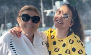 Katia Aveiro mostra Dolores Aveiro a beber vinho ao pequeno-almoço