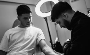Carlos Alcaraz presta homenagem ao avô com tatuagem especial: “Coração, cabeça e colh***”