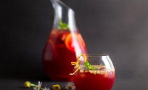 A receita de sangria de frutos vermelhos ideal para o réveillon