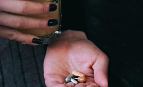 Misturar medicamentos com álcool faz mal?