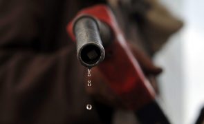 Preço da gasolina simples este mês abaixo dos valores do início do ano