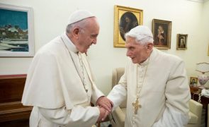 Papa pede oração pelo seu antecessor Bento XVI, que está 