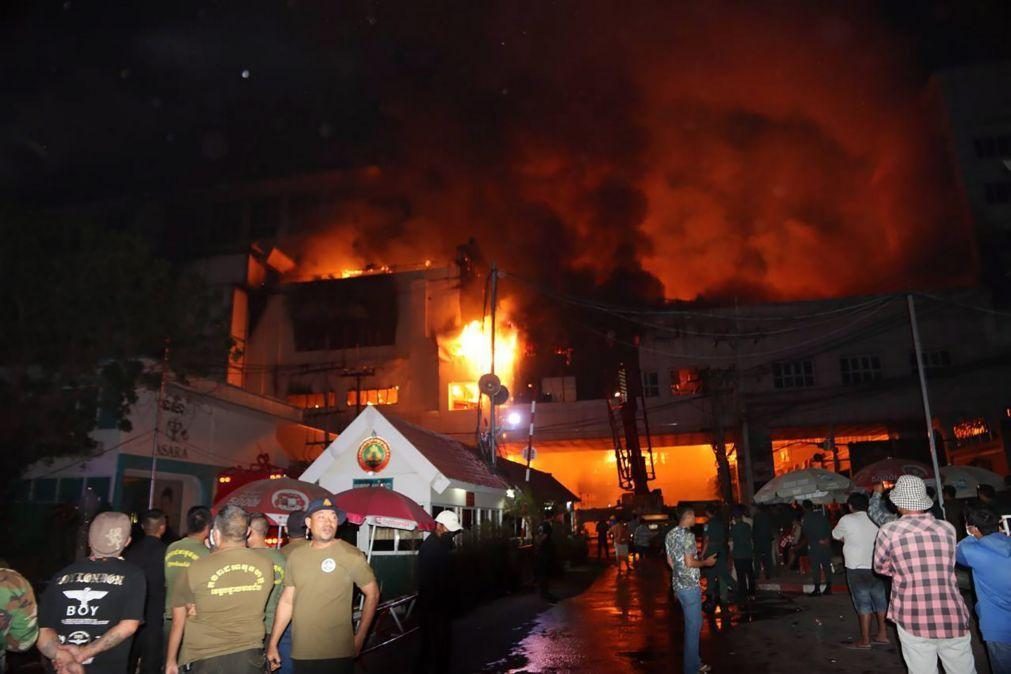 Incêndio em casino no Camboja faz pelo menos 30 mortos e 100 feridos