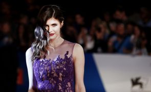 Alexandra Daddario deslumbra com fotos nua em piscina de hotel