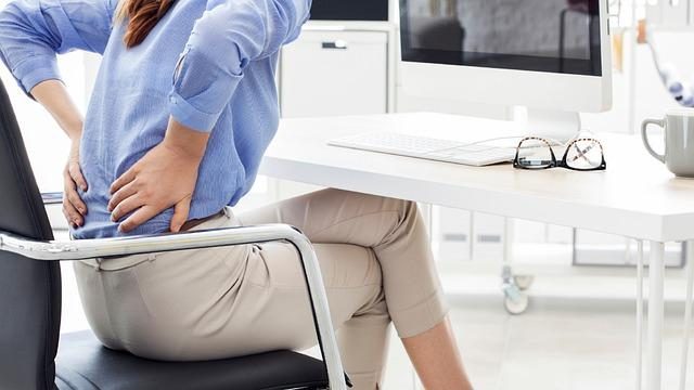 Passa o dia sentado e sofre de dores nas costas? Saiba que pode ter o rabo
