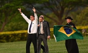 Bolsonaro viaja para os EUA a dois dias da posse de Lula da Silva