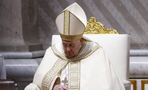 Papa Francisco presta homenagem à 