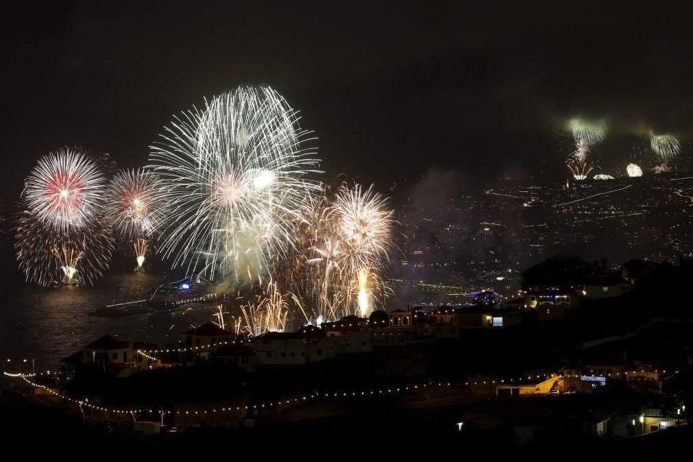Previsão de chuva não se concretizou e fogo-de-artifício encantou milhares no Funchal
