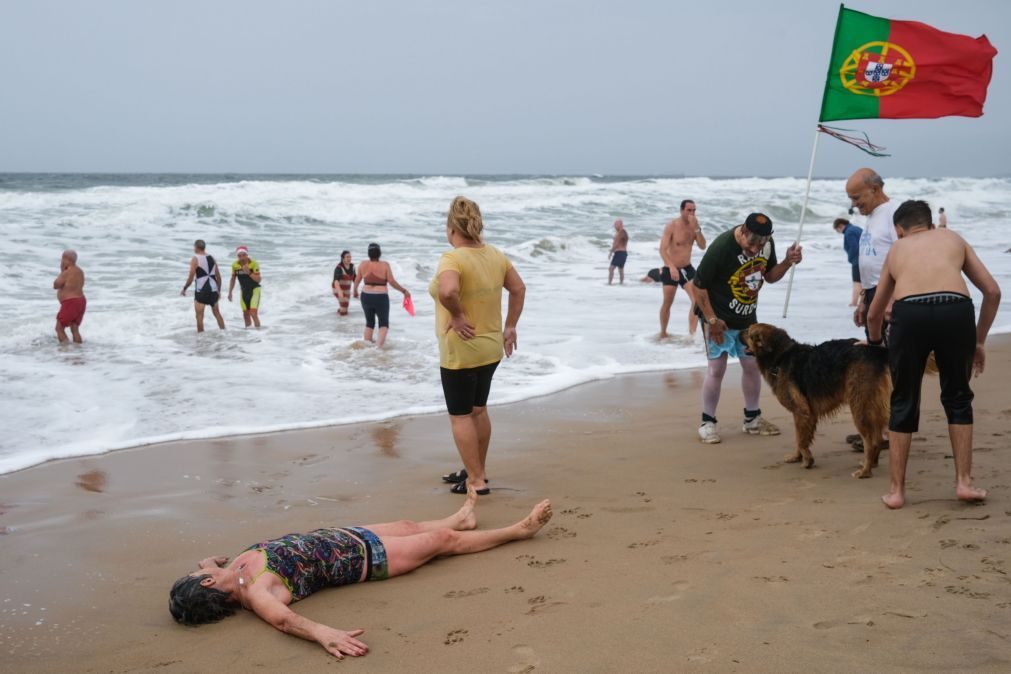 Centenas de banhistas juntam-se em Carcavelos para primeiro banho do ano