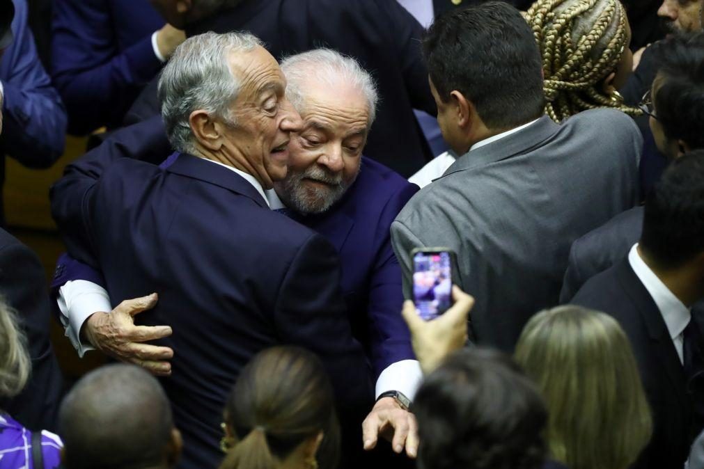 Marcelo foi o primeiro chefe de Estado a cumprimentar Lula a quem deu um abraço