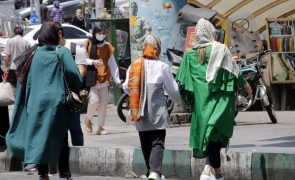 Polícia iraniana retoma vigilância ao uso do véu islâmico