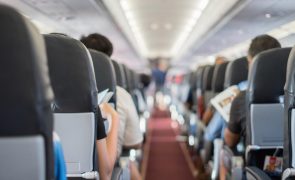 Descubra o único momento em que não deve reclinar a cadeira num avião
