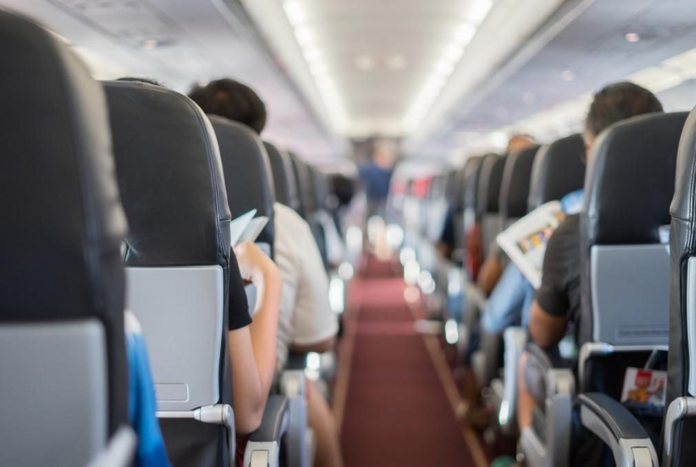 Descubra o único momento em que não deve reclinar a cadeira num avião