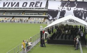 Muitas horas de espera para despedida ao rei Pelé