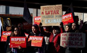 Centenas de professores protestam frente ao Ministério contra alterações aos concursos
