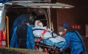 Hospitais de Xangai sobrecarregados face a fluxo de pacientes com covid-19