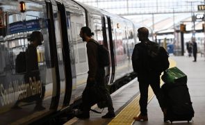 Greves nos comboios no Reino Unido perturbam regresso após férias do Natal