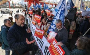 Primeiro dia da greve parcial de professores com adesão de 80%