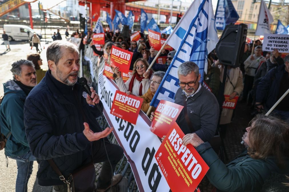 Primeiro dia da greve parcial de professores com adesão de 80%