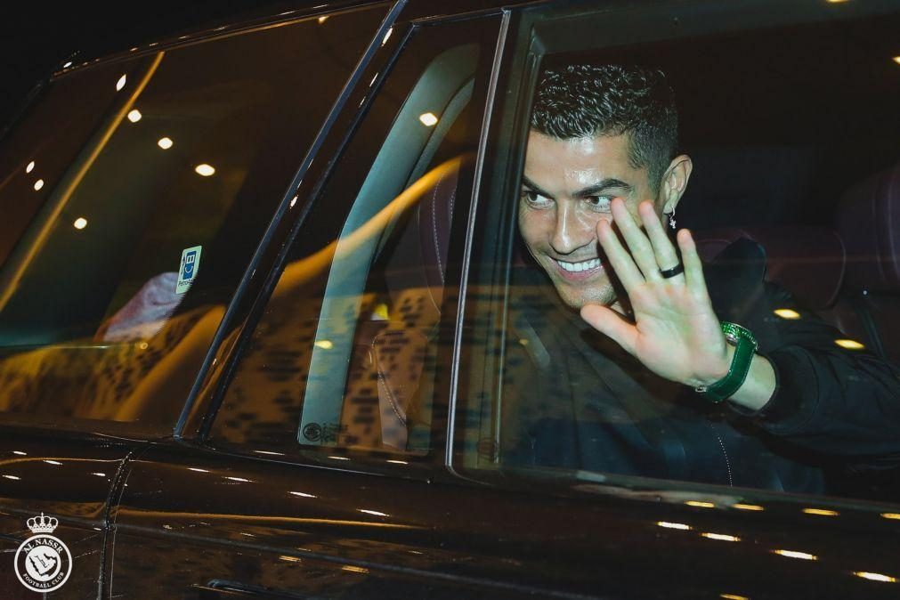 Milhares de adeptos saúdam Cristiano Ronaldo na apresentação no Al-Nassr