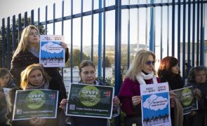 Mais de uma centena de professores protestaram em Gaia contra propostas do Governo