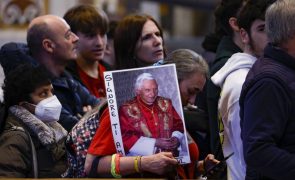 Peregrinos alemães homenageiam em Roma papa Bento XVI que os orgulhou